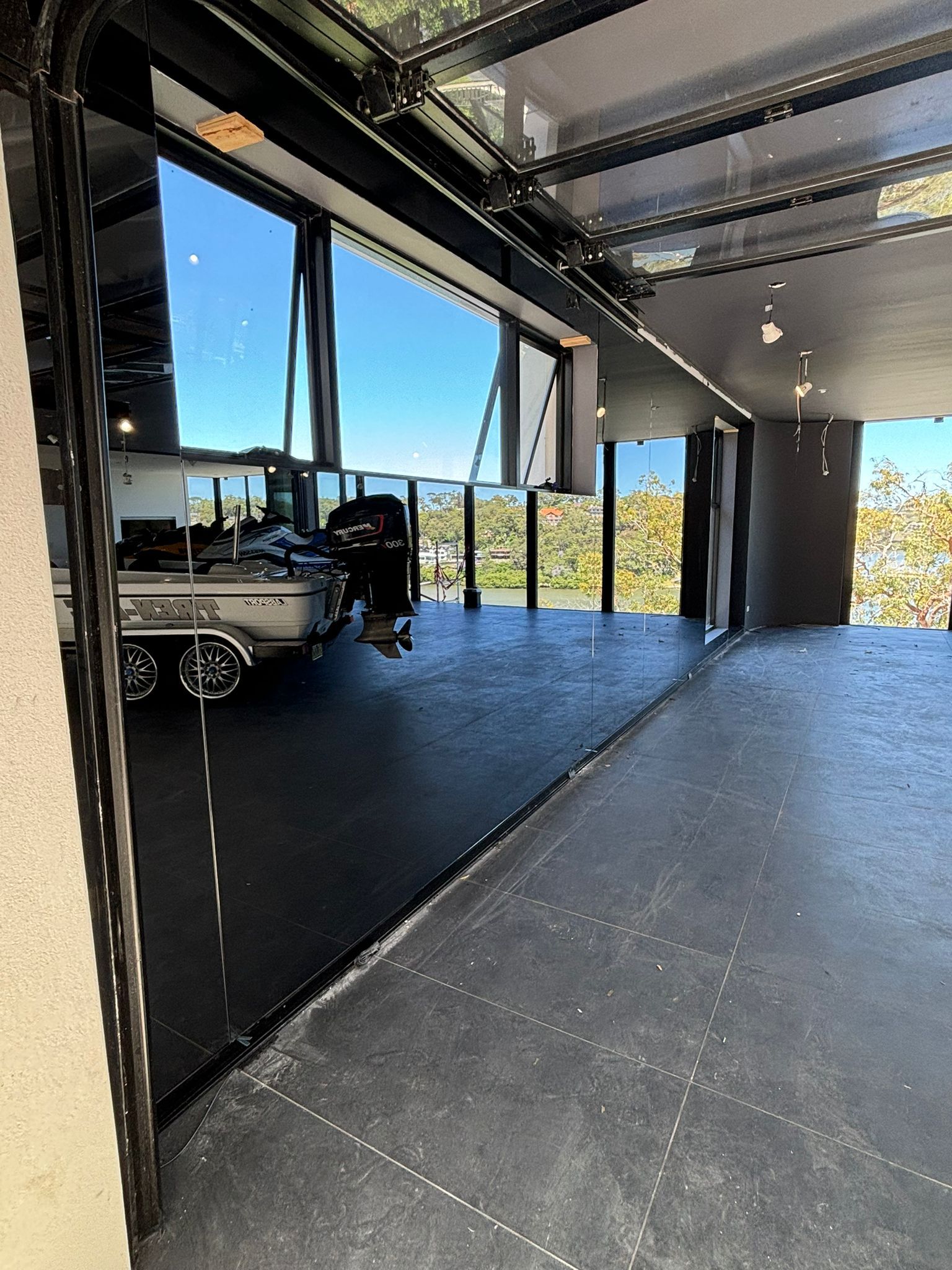 Mirror Wall Options: Fixed Panels vs Portable Mirrors